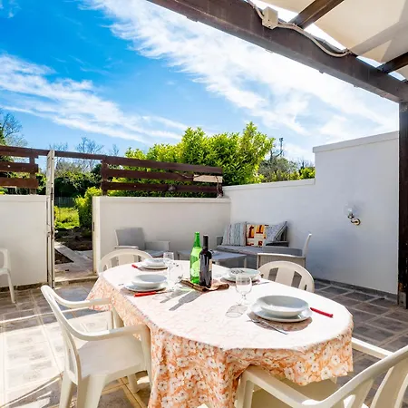Guesthost - Spacious Flat X4 With Patio And Garden Apartment Otranto