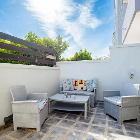 Apartment Guesthost - Spacious Flat X4 With Patio And Garden Otranto
