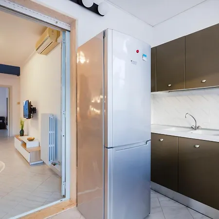 Guesthost - Spacious Flat With Patio And Garden Lägenhet *