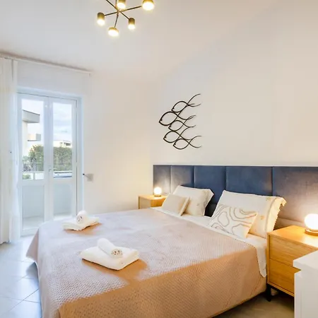 Lägenhet Guesthost - Spacious Flat With Patio And Garden Otranto