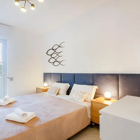Lägenhet Guesthost - Spacious Flat With Patio And Garden