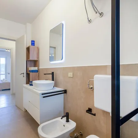 Guesthost - Spacious Flat With Patio And Garden Lägenhet Otranto