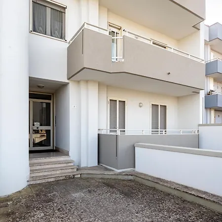 Guesthost - Spacious Flat With Patio And Garden Lägenhet Otranto
