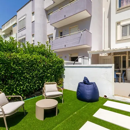 Guesthost - Spacious Flat With Patio And Garden Apartman *