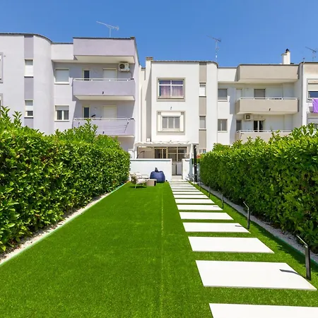 Lägenhet Guesthost - Spacious Flat With Patio And Garden Otranto